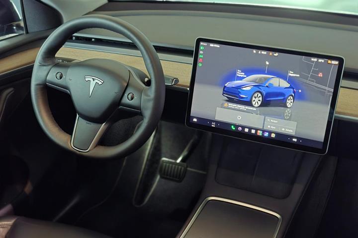 Sort Tesla Model Y fra 2024