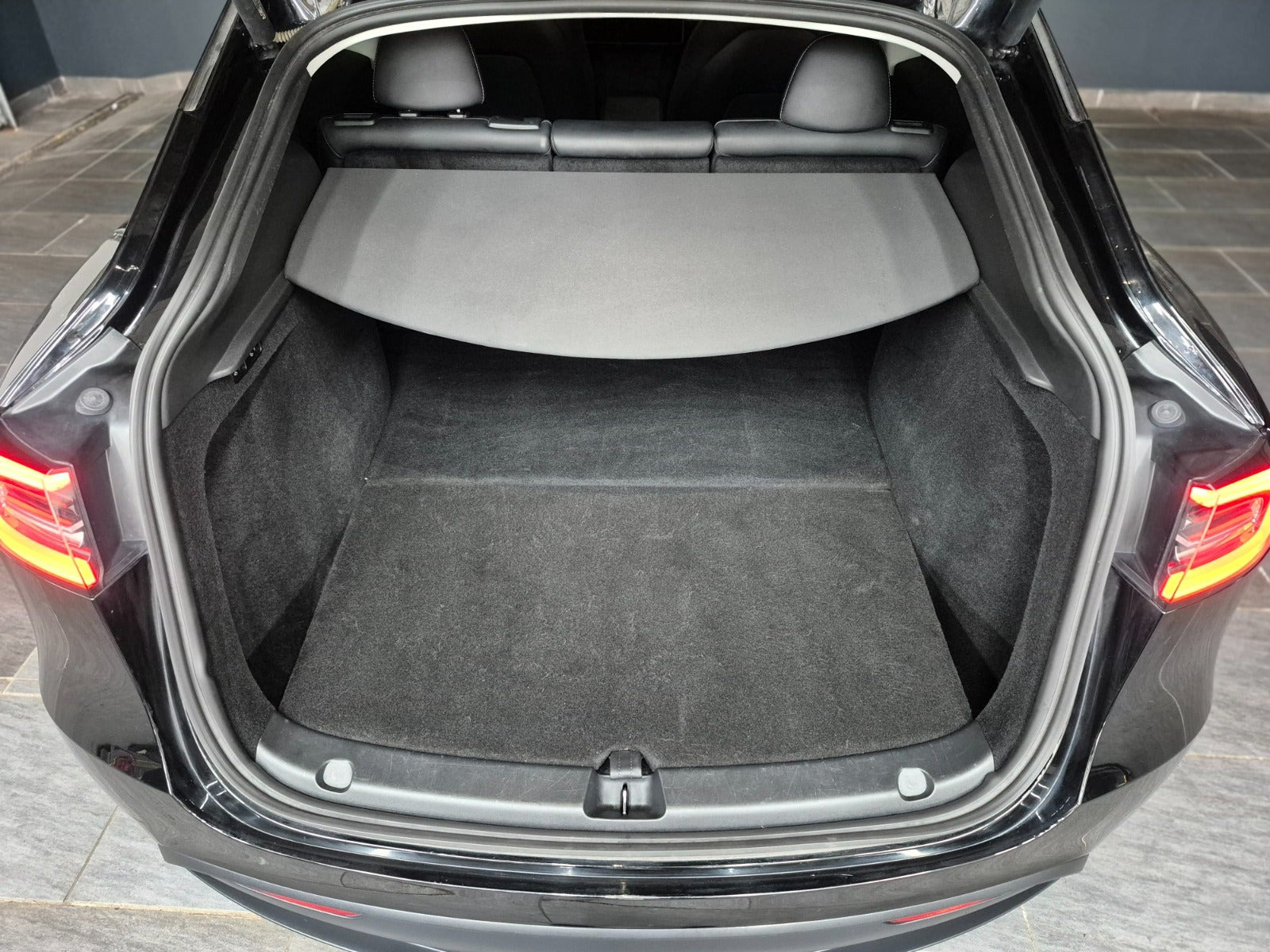 Sort Tesla Model Y fra 2024