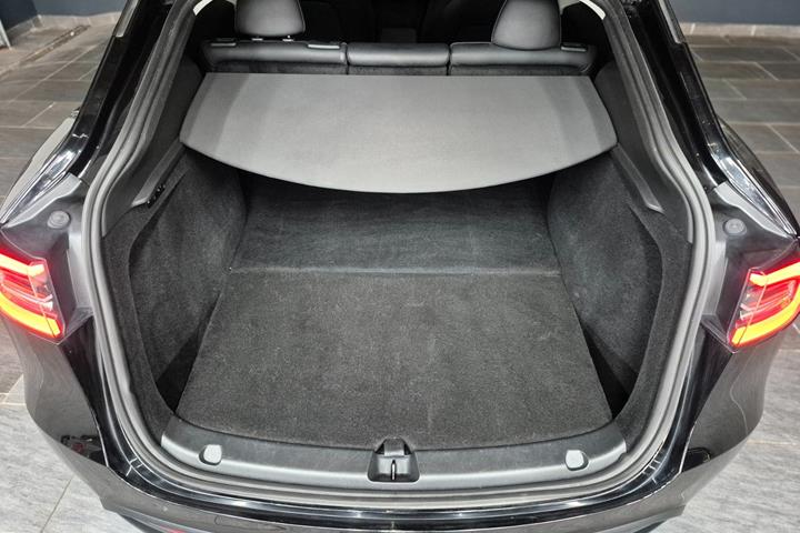 Sort Tesla Model Y fra 2024