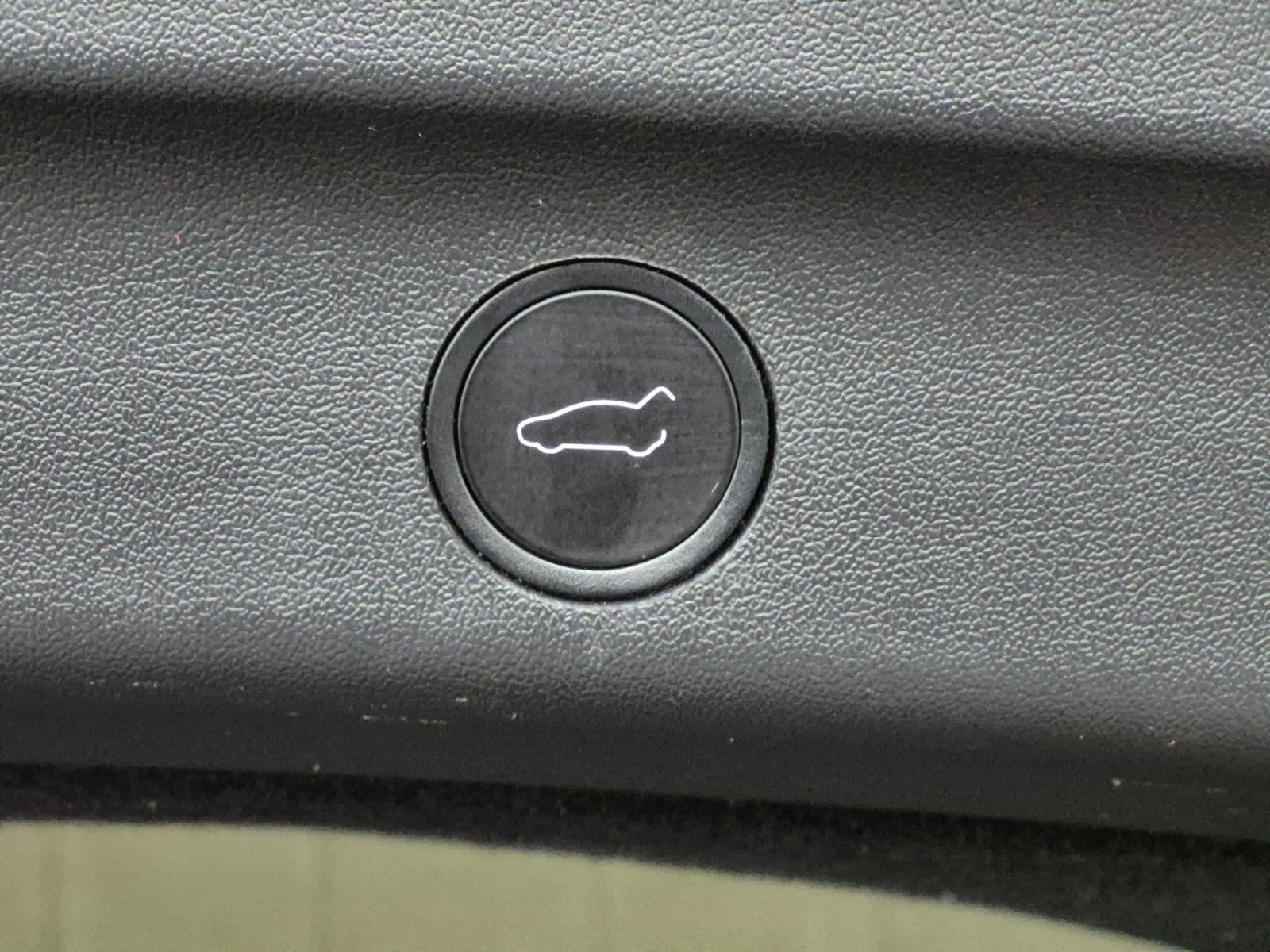 Sort Tesla Model Y fra 2024