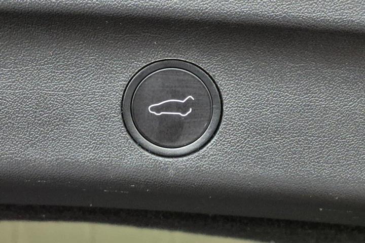 Sort Tesla Model Y fra 2024