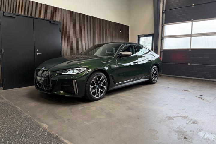 Grøn BMW i4 fra 2024 set udefra