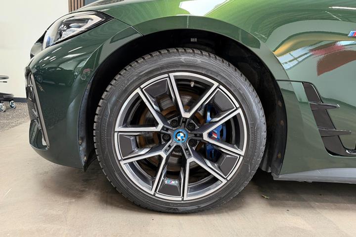 Grøn BMW i4 fra 2024