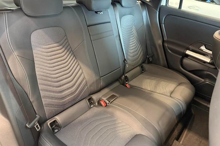 Hvid Mercedes EQA300 fra 2025