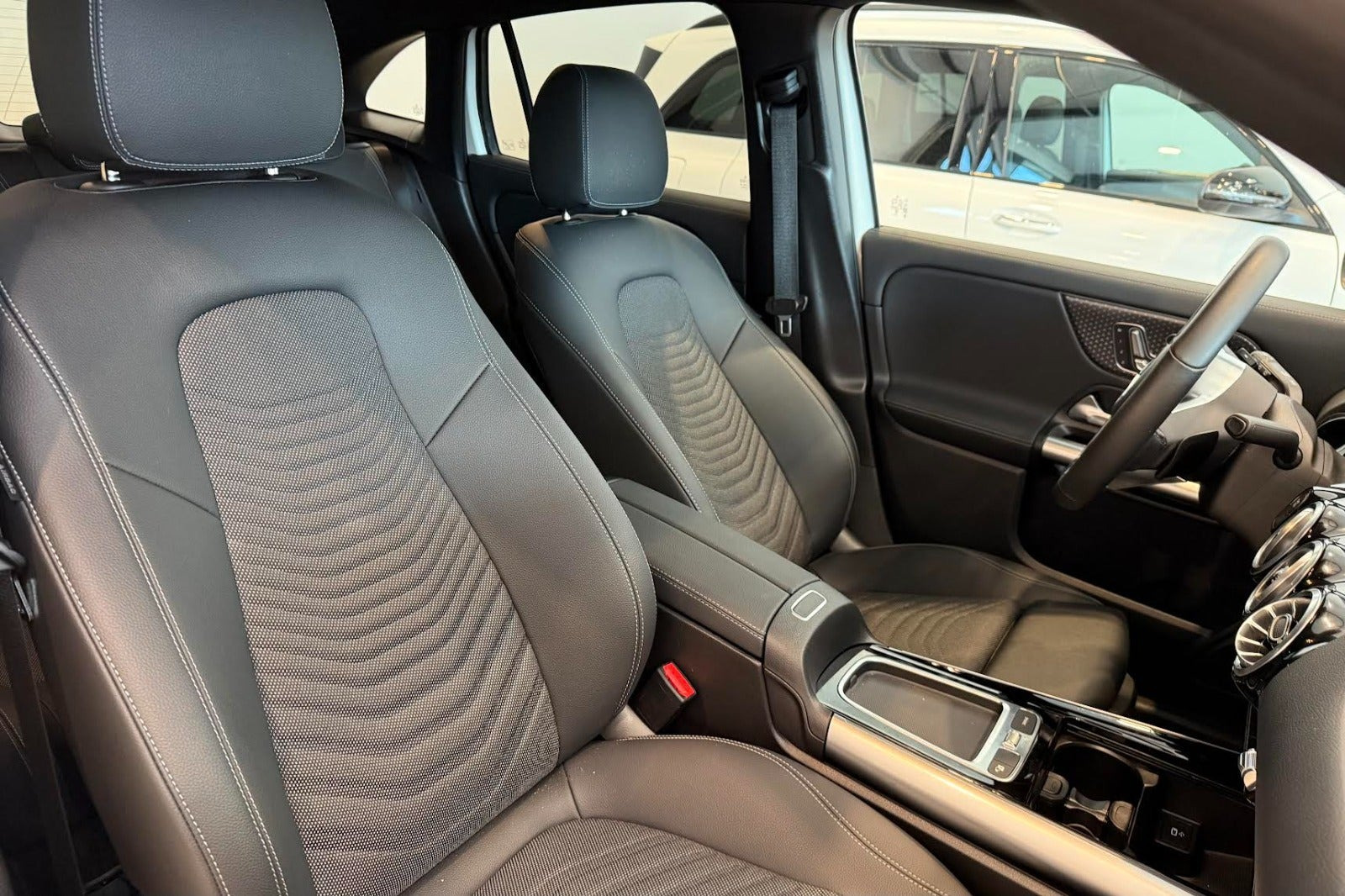 Hvid Mercedes EQA300 fra 2025