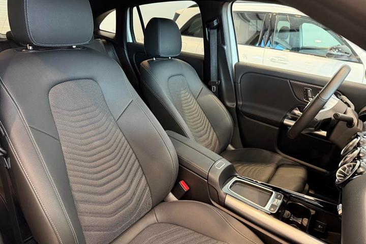 Hvid Mercedes EQA300 fra 2025