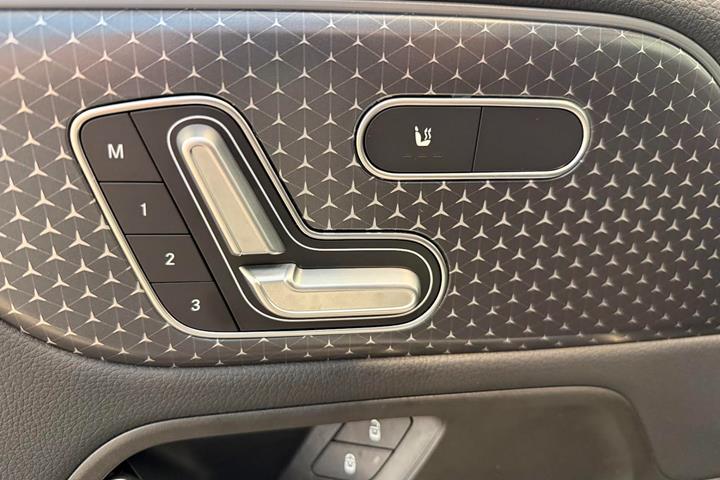 Hvid Mercedes EQA300 fra 2025