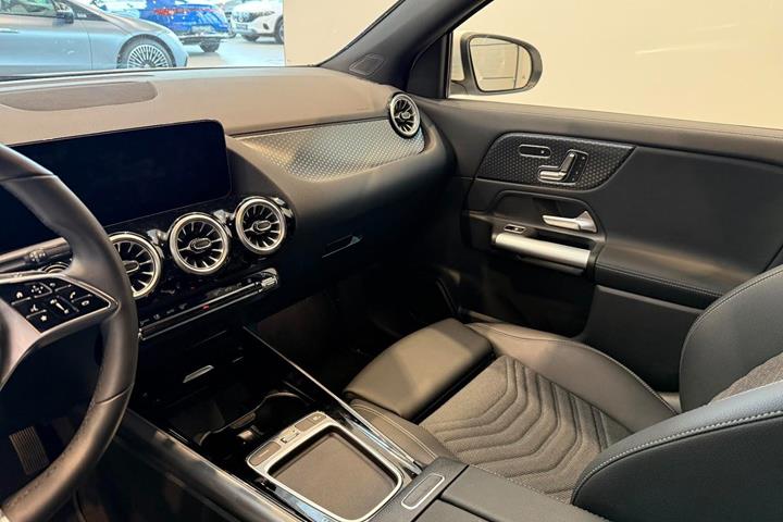 Hvid Mercedes EQA300 fra 2025