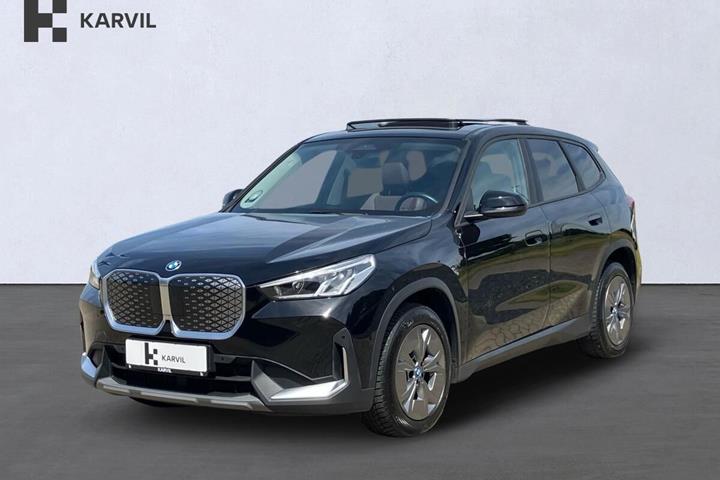 Sort BMW iX1 fra 2024 set udefra