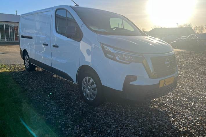 Hvid Nissan Primastar fra 2024
