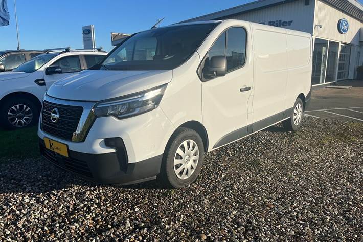 Hvid Nissan Primastar fra 2024