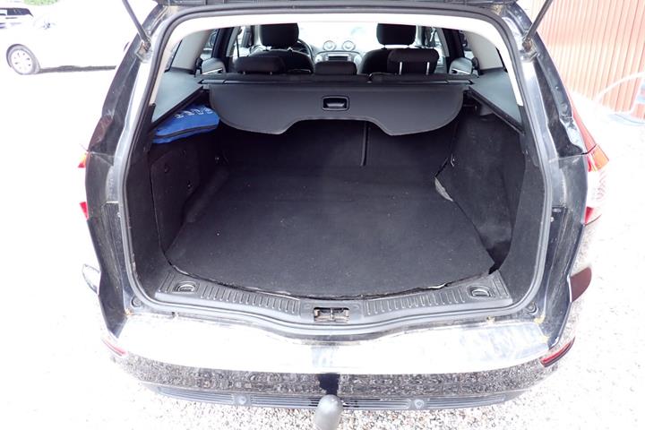 Sort Ford Mondeo fra 2014