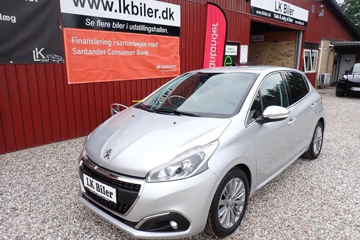 Sølv Peugeot 208 fra 2016 set udefra
