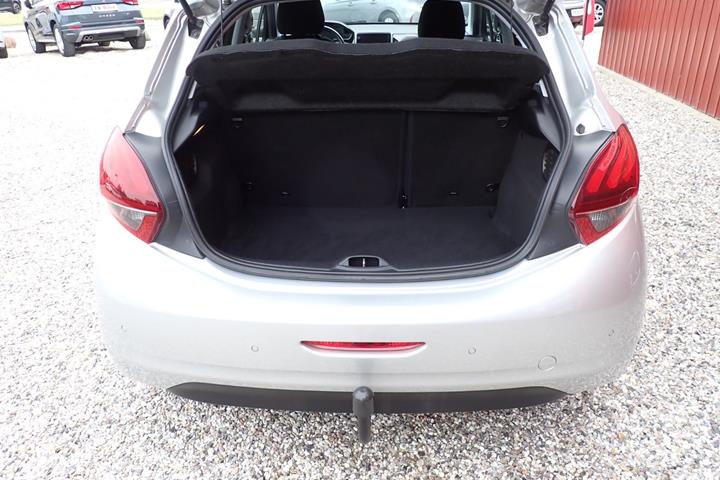 Sølv Peugeot 208 fra 2016