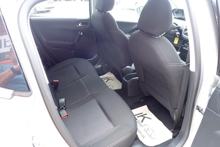 Sølv Peugeot 208 fra 2016