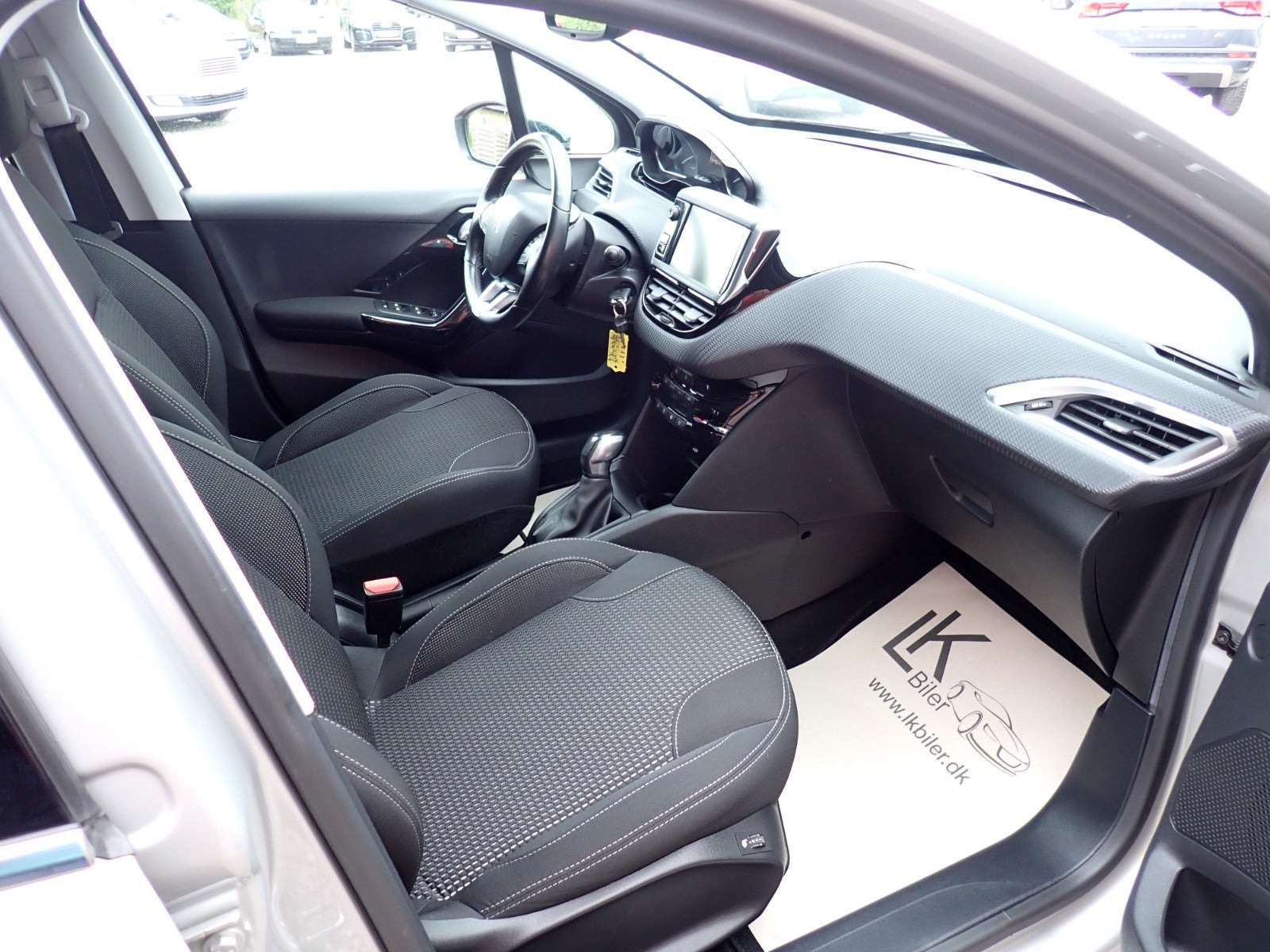 Sølv Peugeot 208 fra 2016