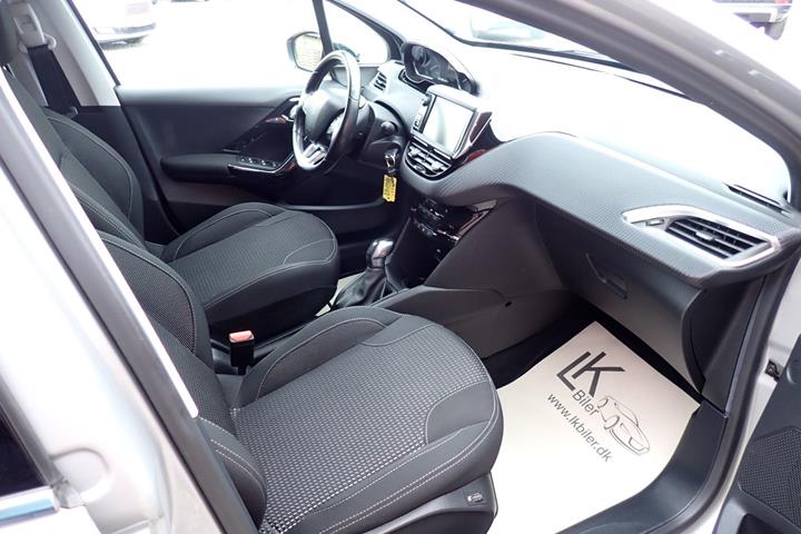 Sølv Peugeot 208 fra 2016