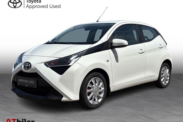 Hvid Toyota Aygo fra 2018 set udefra