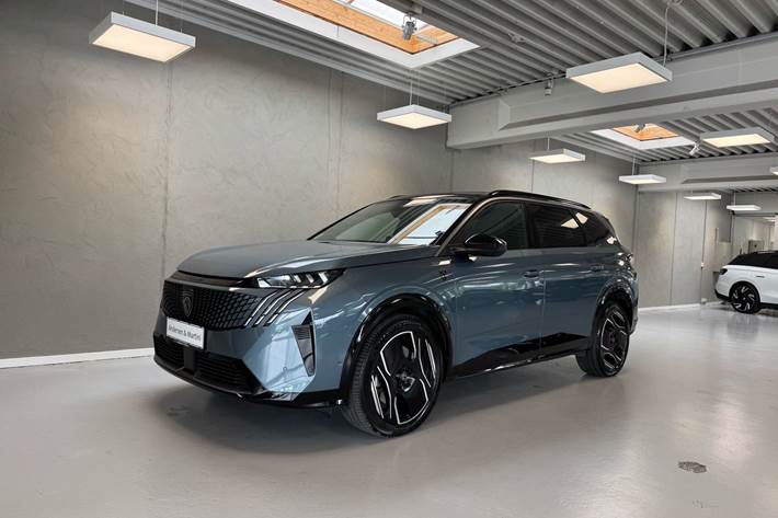 Blå Peugeot e-5008 fra 2025