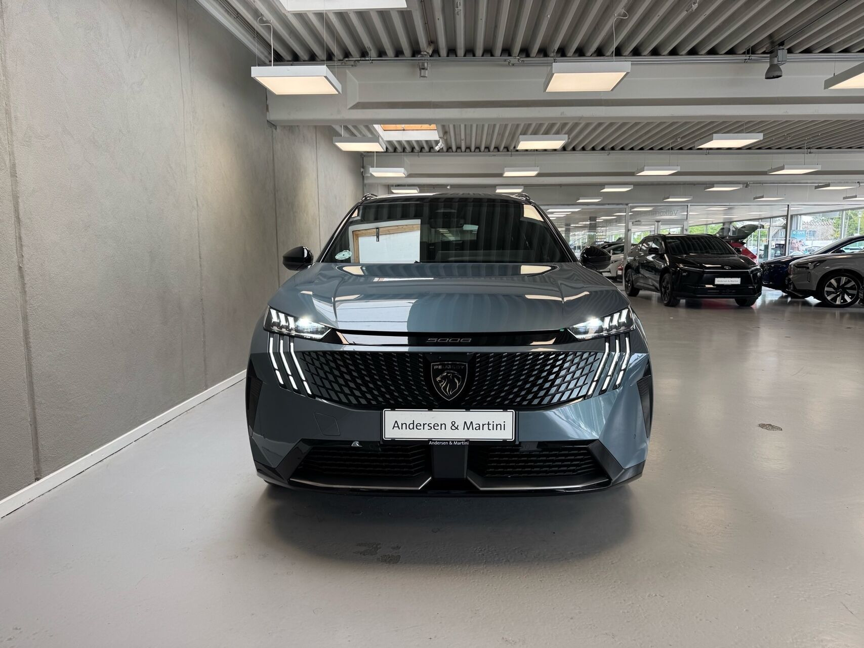Blå Peugeot e-5008 fra 2025