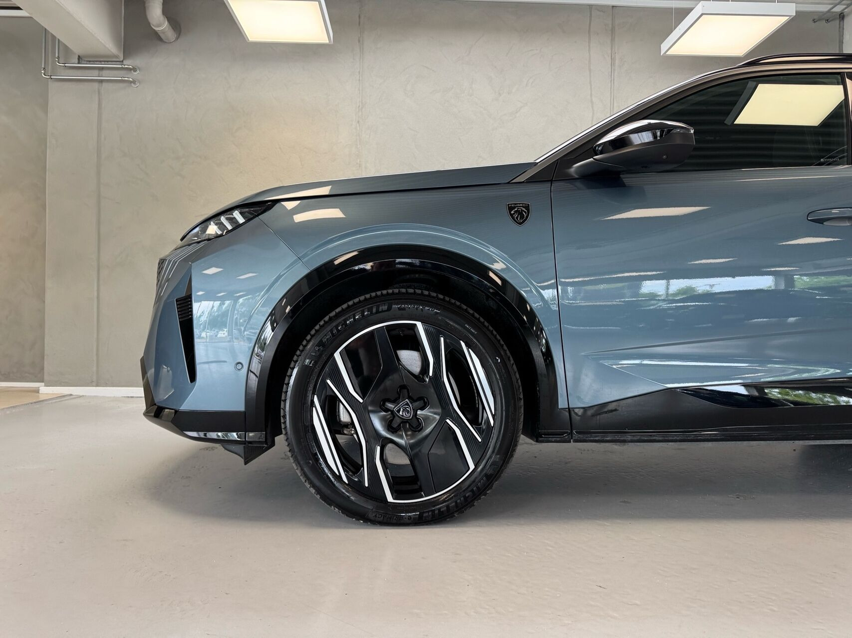 Blå Peugeot e-5008 fra 2025