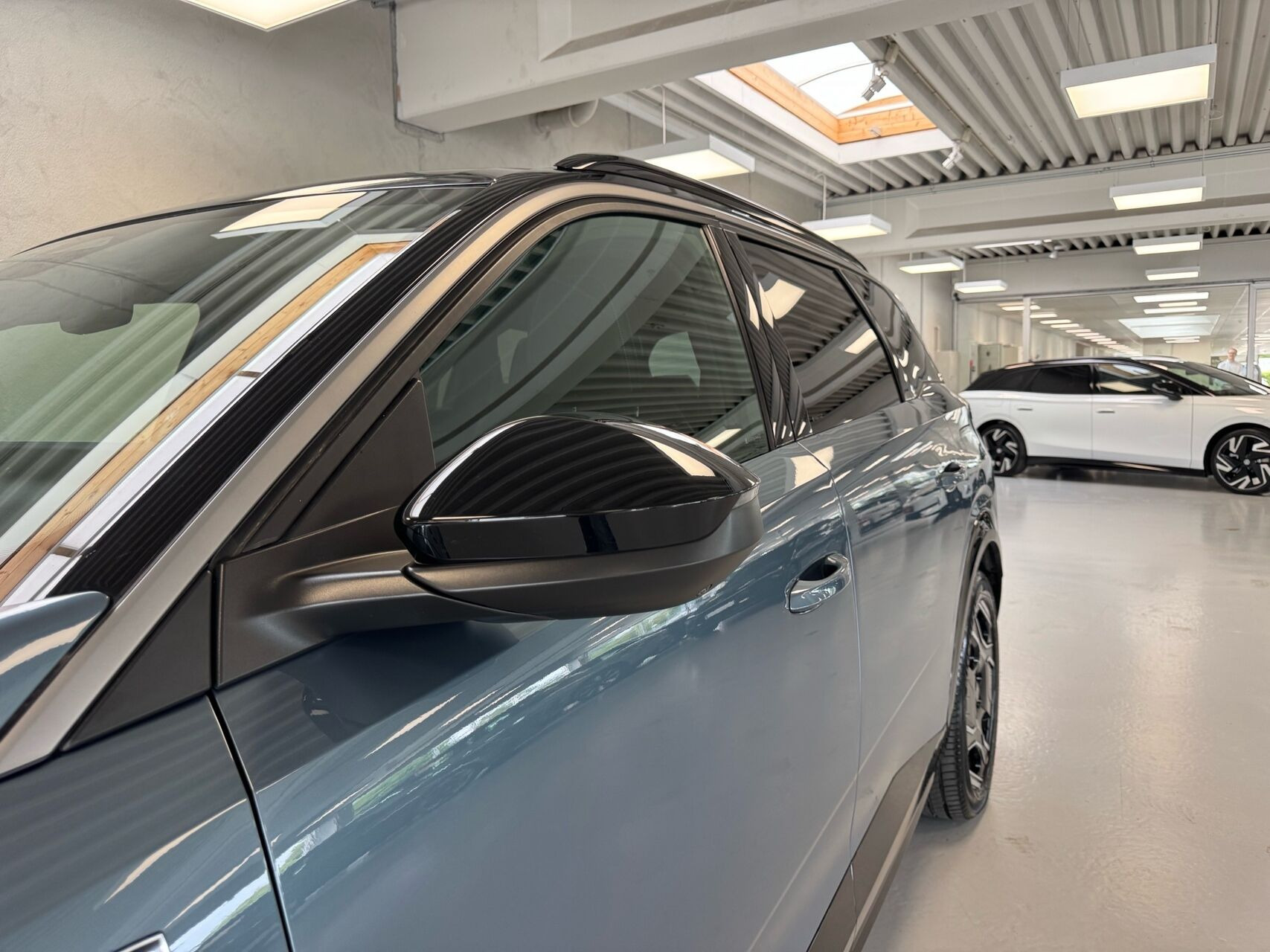 Blå Peugeot e-5008 fra 2025