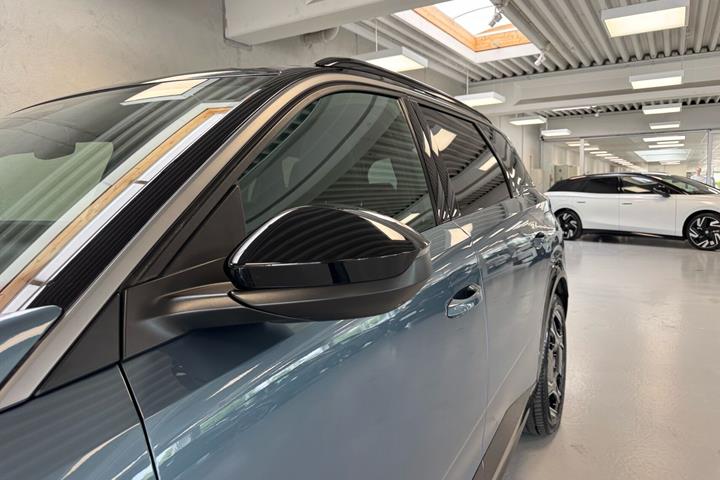 Blå Peugeot e-5008 fra 2025