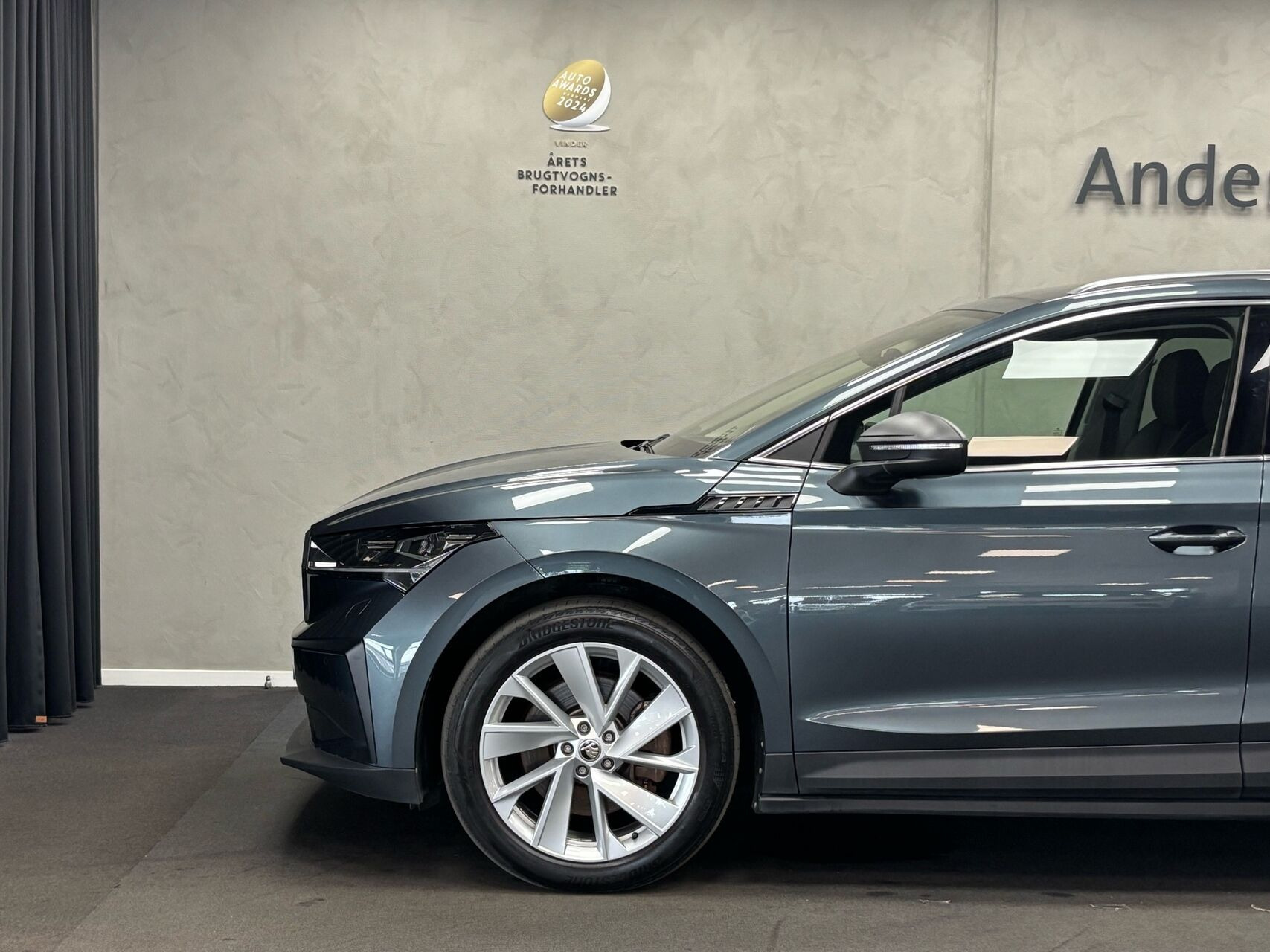 Grå Skoda Enyaq fra 2021