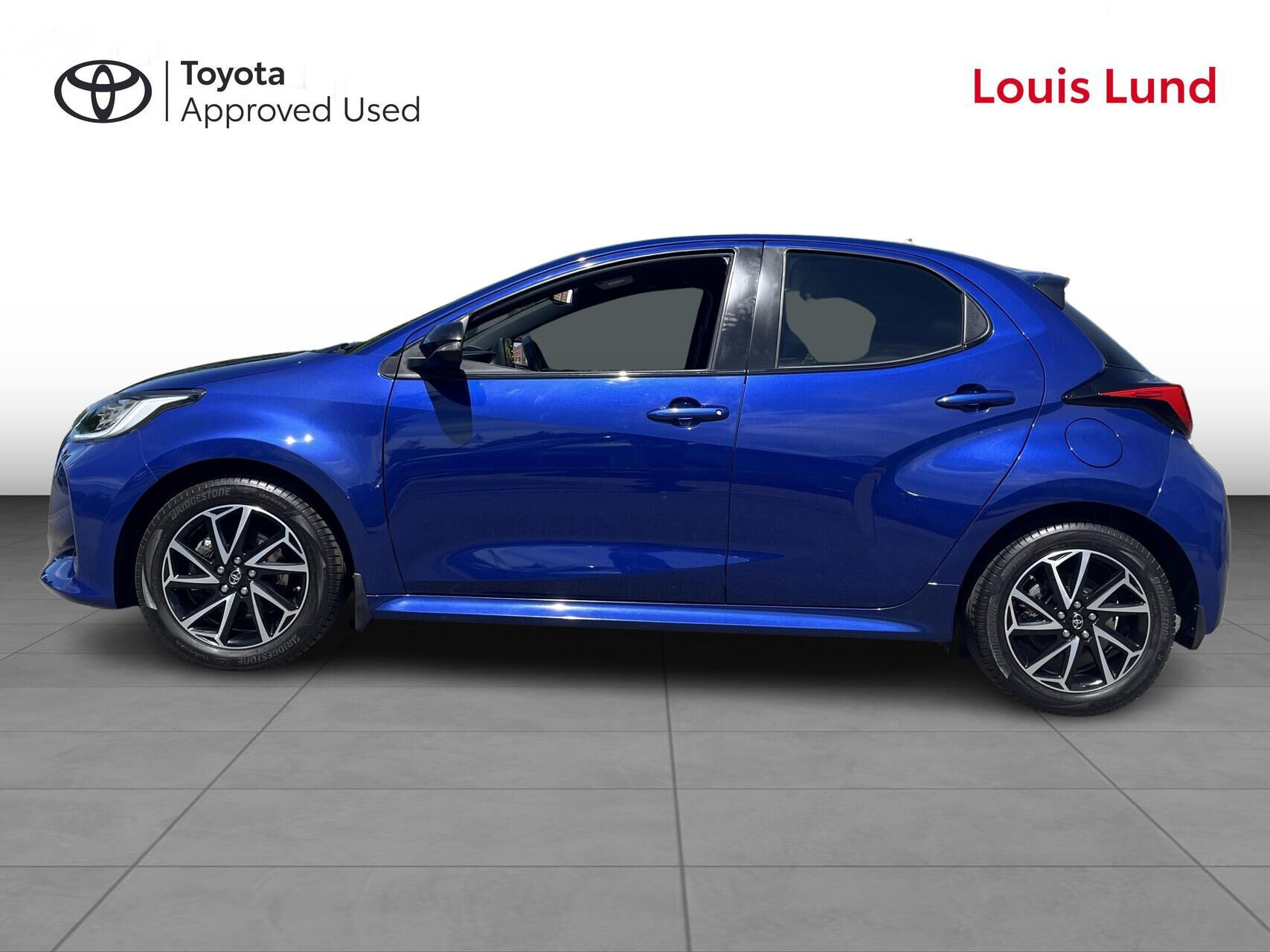 Blå Toyota Yaris fra 2020