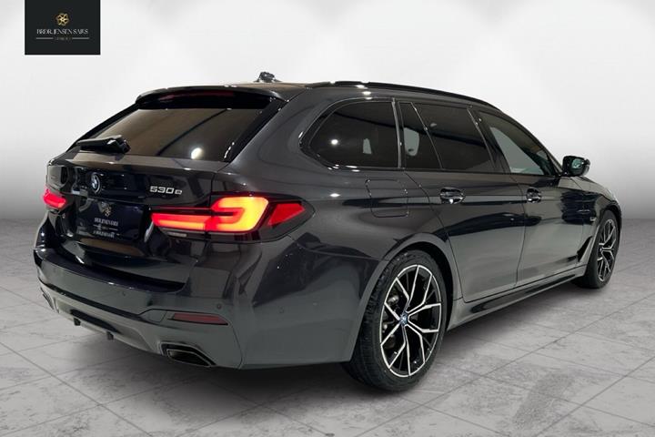 Grå BMW 530e fra 2022