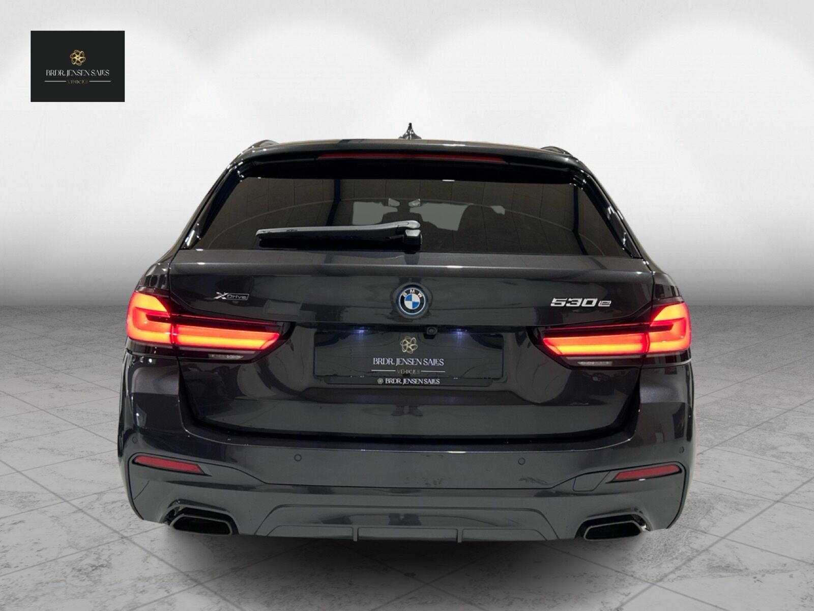 Grå BMW 530e fra 2022