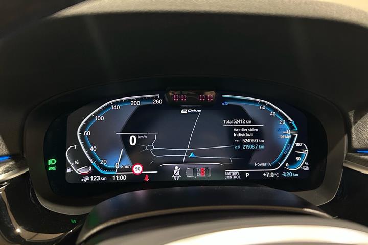Grå BMW 530e fra 2022