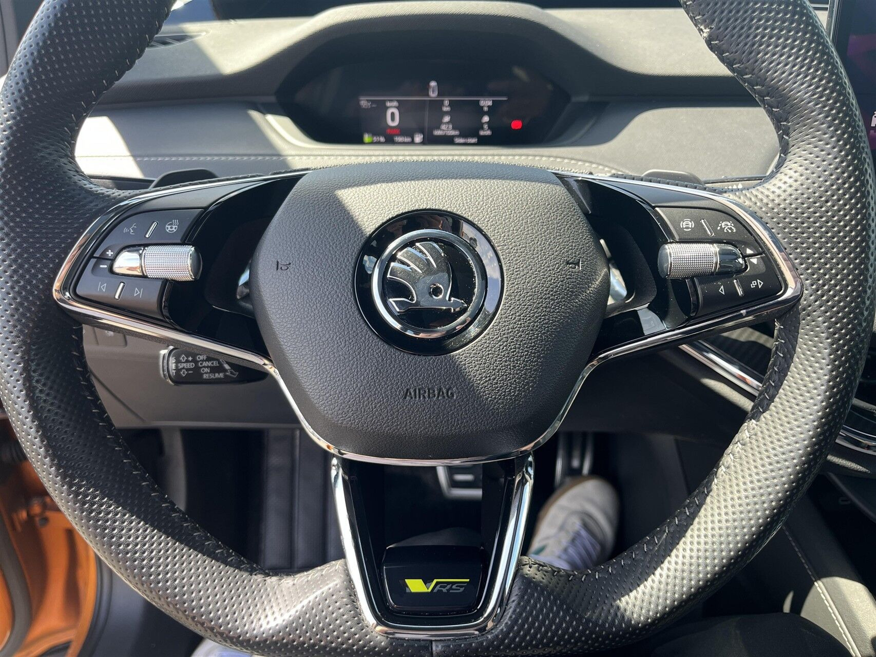 Orange Skoda Enyaq fra 2022