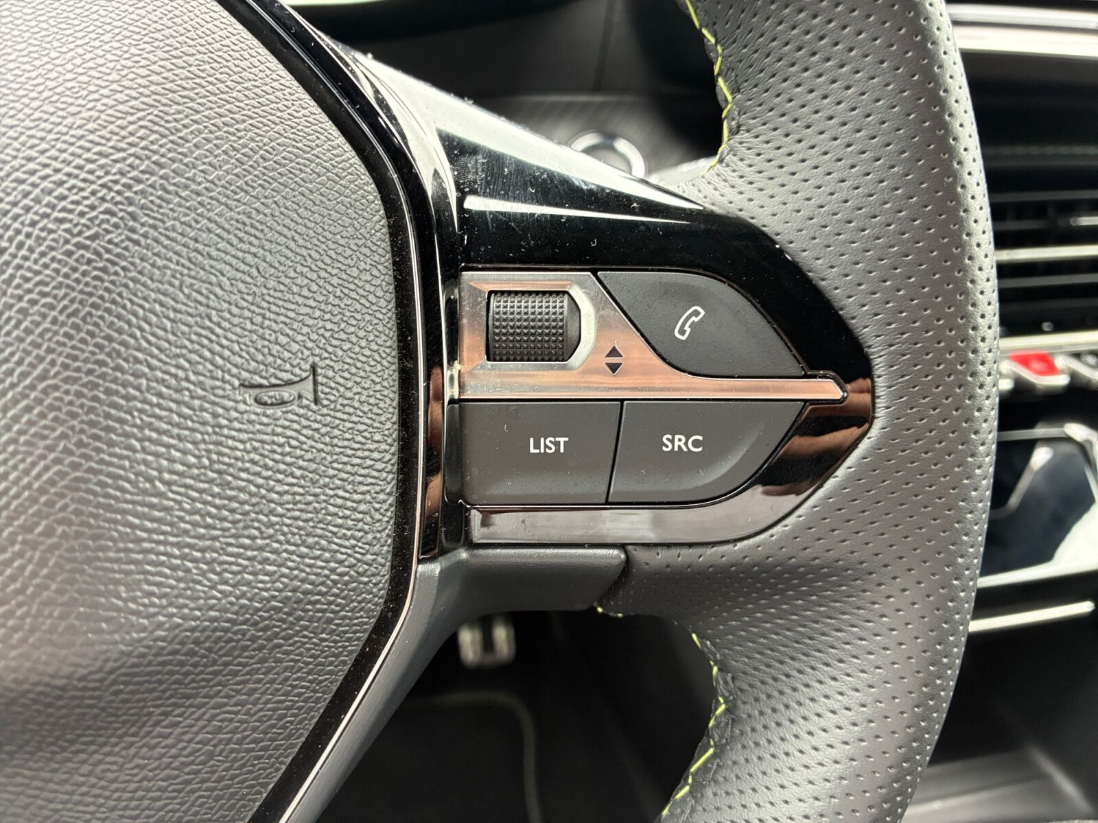 Sølv Peugeot e-2008 fra 2025