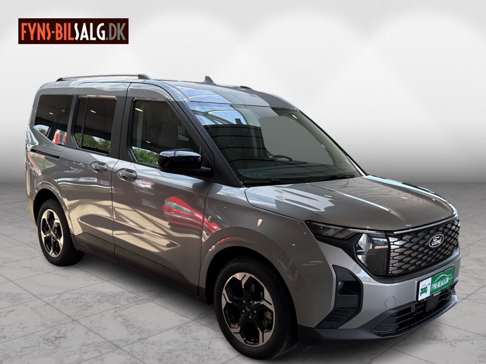 Sølv Ford E-Tourneo Courier fra 2026 set udefra