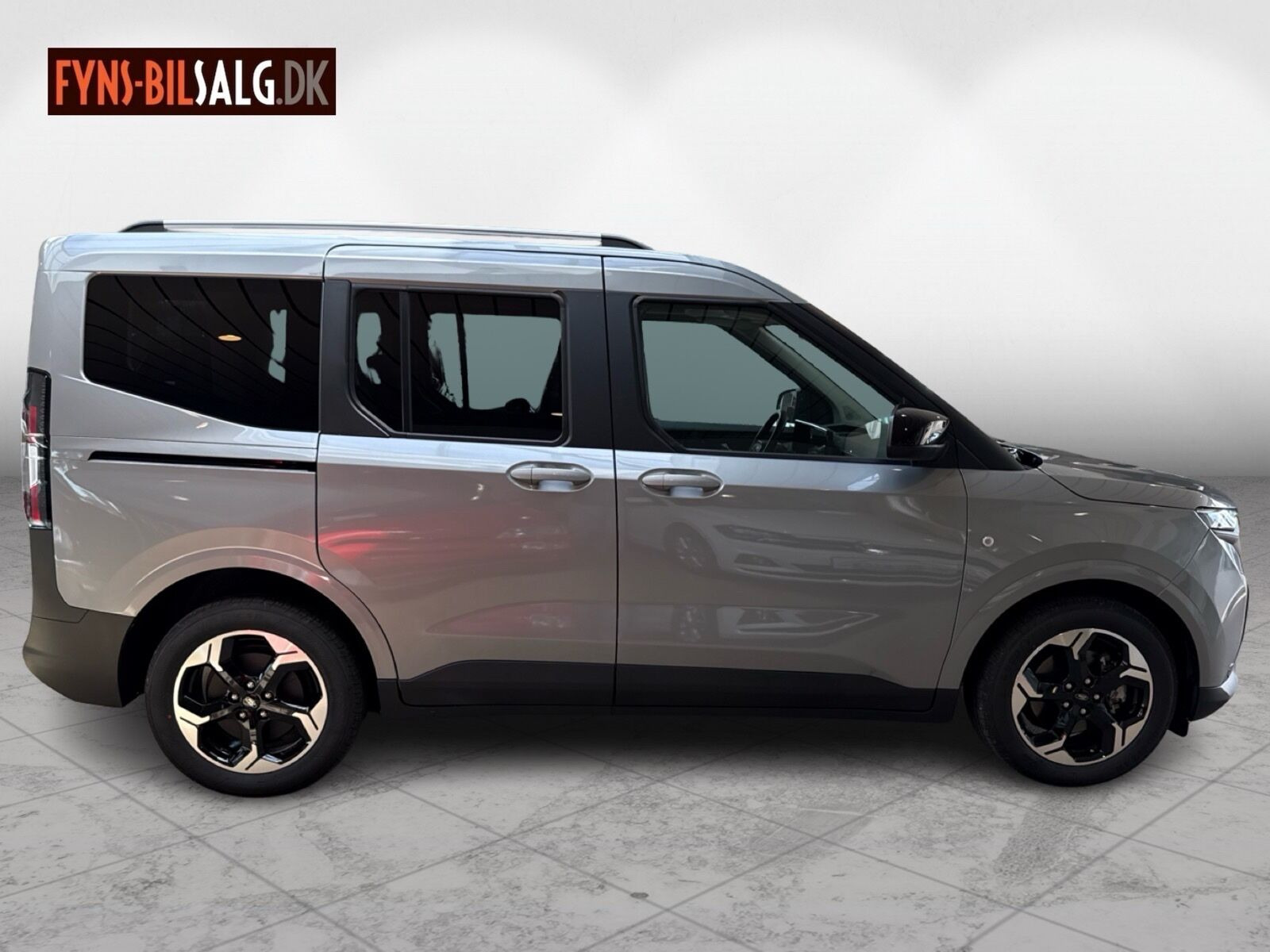 Sølv Ford E-Tourneo Courier fra 2026 set udefra
