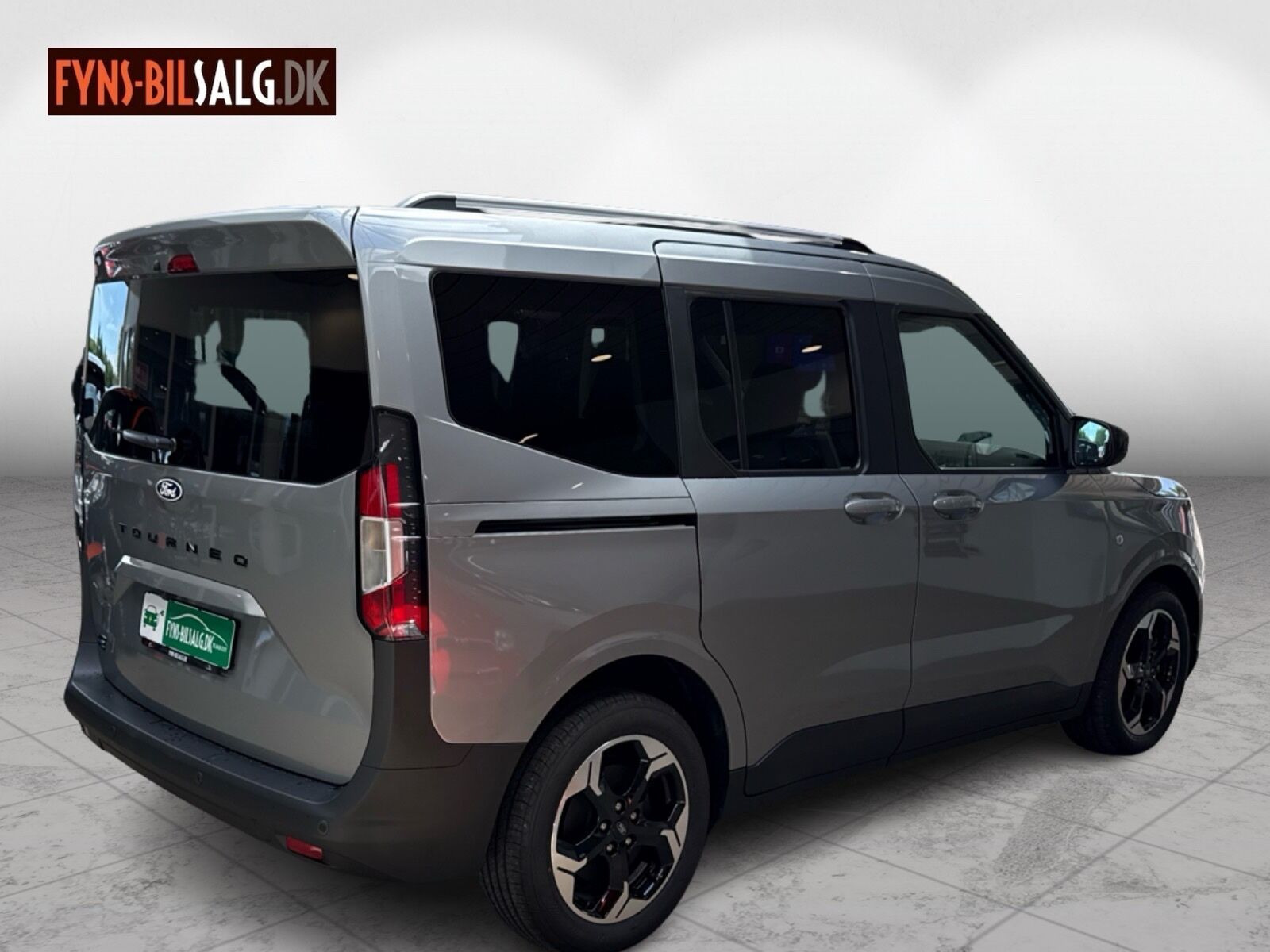 Sølv Ford E-Tourneo Courier fra 2026 set udefra