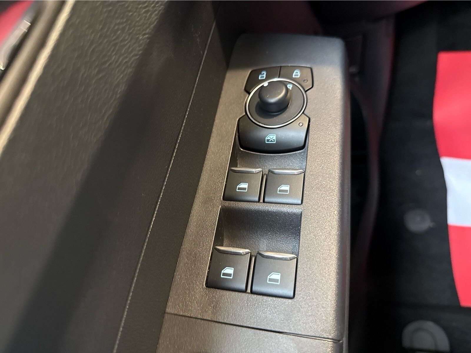 Sølv Ford E-Tourneo Courier fra 2026 set indefra