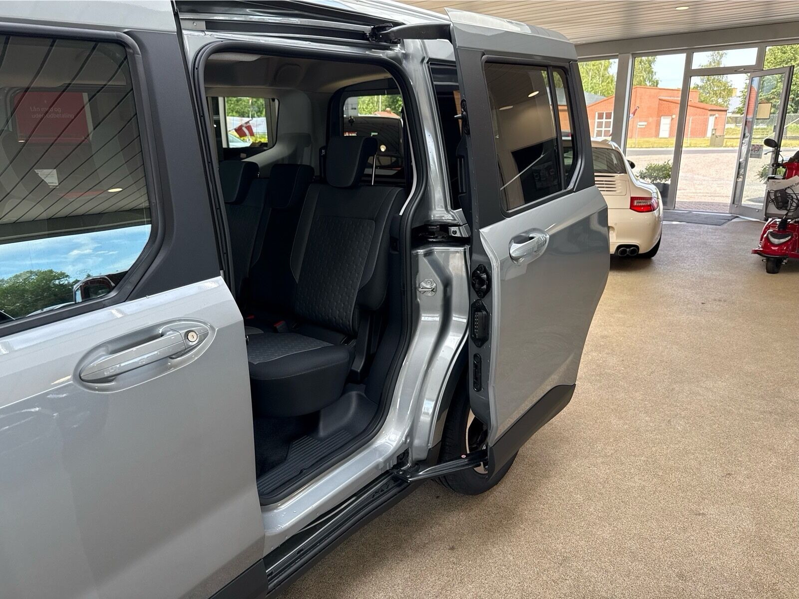 Sølv Ford E-Tourneo Courier fra 2026 set indefra