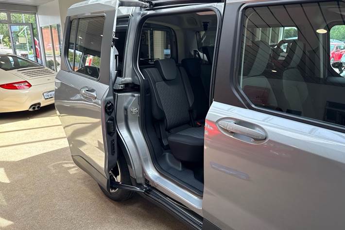 Sølv Ford E-Tourneo Courier fra 2026