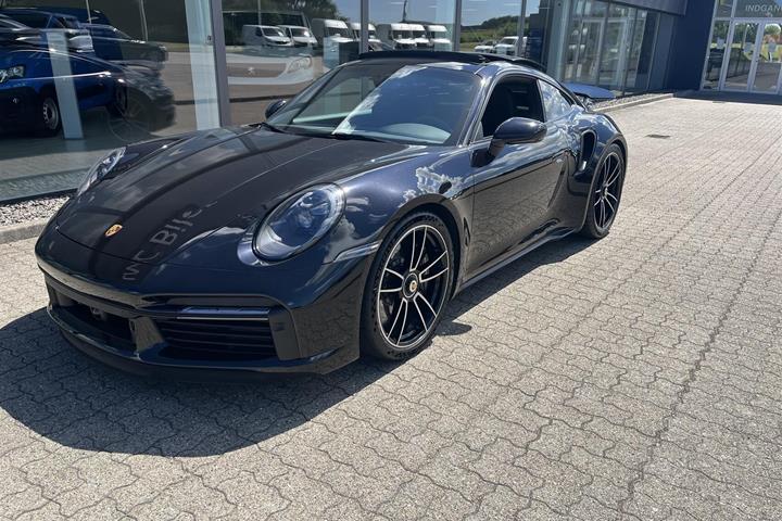 Sort Porsche 911 fra 2020 set udefra