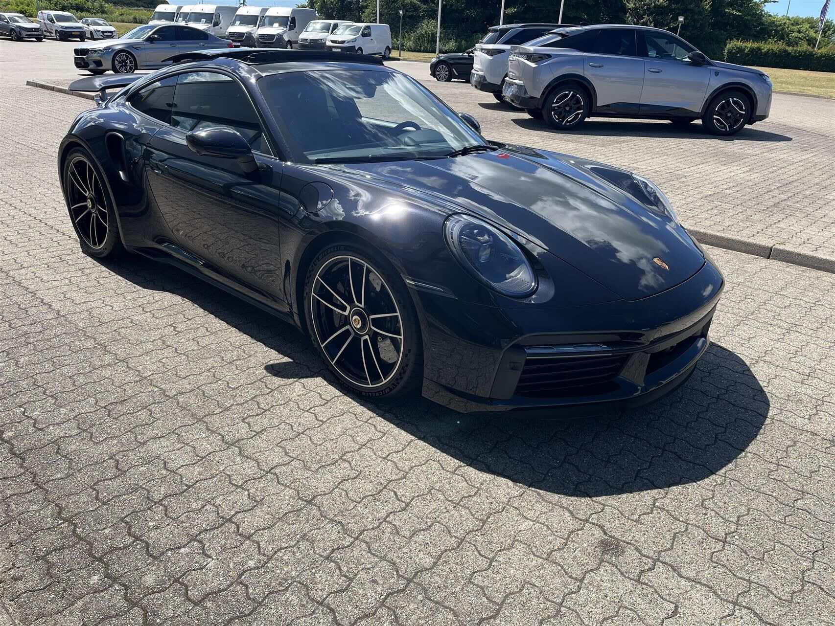 Sort Porsche 911 fra 2020
