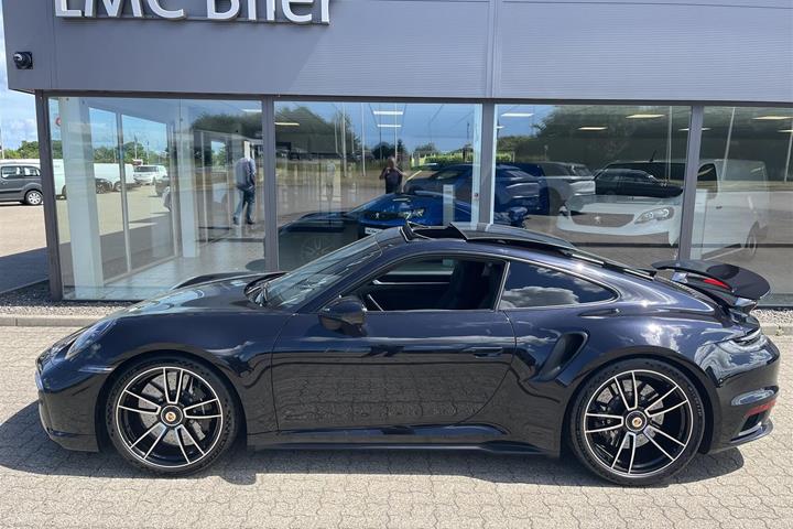 Sort Porsche 911 fra 2020