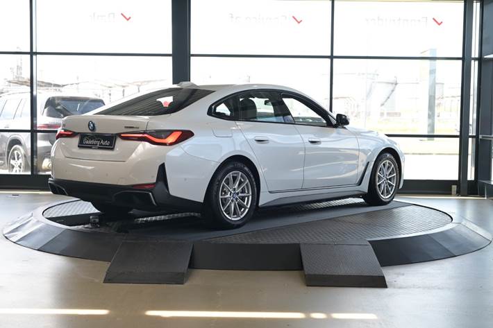 Hvid BMW i4 fra 2023