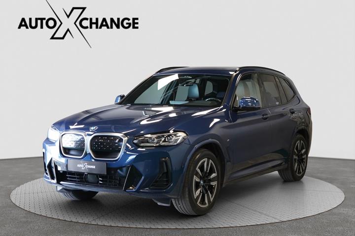 Blå BMW iX3 fra 2022 set udefra