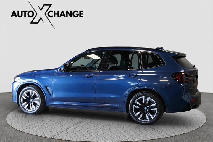 Blå BMW iX3 fra 2022