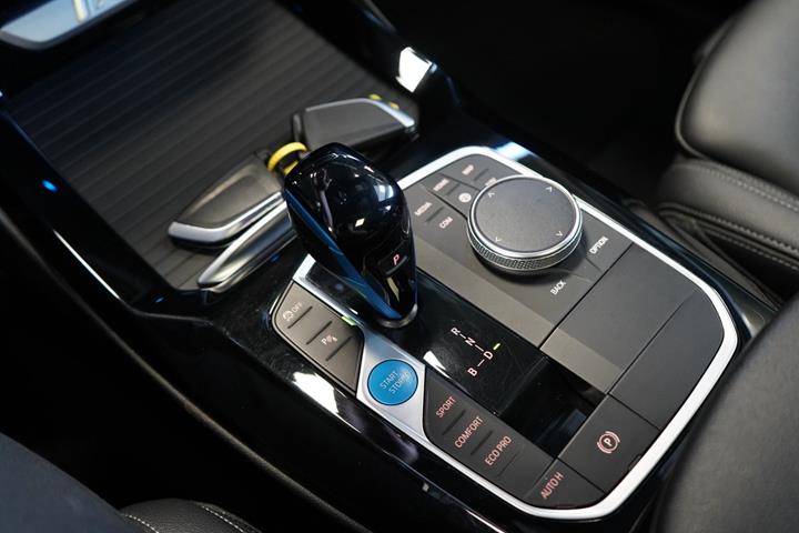 Blå BMW iX3 fra 2022