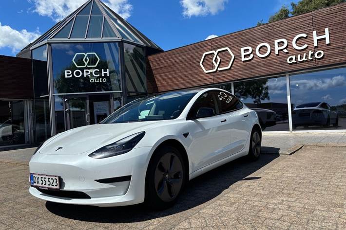 Hvid Tesla Model 3 fra 2022