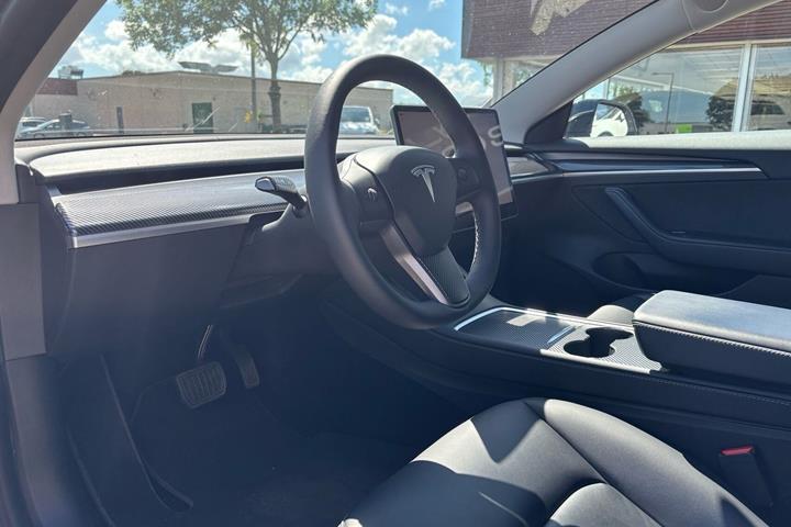 Hvid Tesla Model 3 fra 2022