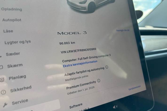 Hvid Tesla Model 3 fra 2022